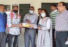 स्मार्टफोन पाकर खुश हुए दृष्टिबाधित छात्र - प्रभारी कलेक्टर ने किये वितरित