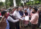 सीएम राइज विद्यालयों में शिक्षकों की पदस्थापना करने के विरोध में संयुक्त मोर्चा ने जिला प्रशासन को ज्ञापन सौंपा
