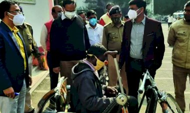 बैसाखी के सहारे जनसुनवाई में पहुंचा दिव्यांग, प्रशासन ने तत्काल ट्राइसाइकिल उपलब्ध करवाई