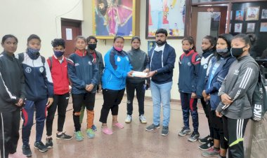 महिला फुटबॉल क्लब को  भाजपा जिलाध्यक्ष विवेक बंटी साहू ने दिए 25 हजार