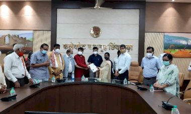 कोविड बाल सेवा योजना के बाल हितग्राहियों को स्वीकृति पत्र व खाद्यान्न पात्रता पर्ची और कोविड अनुकंपा नियुक्ति योजना के हितग्राहियों को नियुक्ति पत्र का वितरण