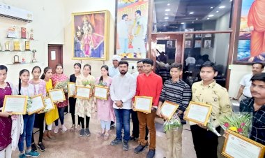 भाजपा जिलाध्यक्ष विवेक बंटी साहू ने मेधावी छात्र-छात्रओं को प्रमाण पत्र देकर किया पुरस्कृत