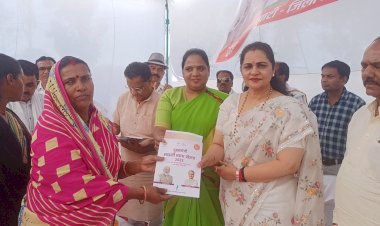 मुख्यमंत्री लाडली बहना योजना की पात्र महिलाओं को सांसद द्वारा सौंपा स्वीकृति पत्र