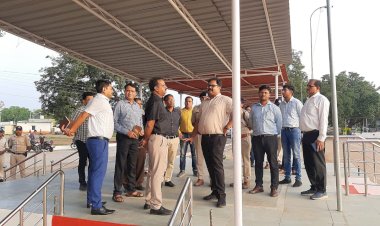 नवागत कलेक्टर श्री पुष्प और पुलिस अधीक्षक श्री वर्मा द्वारा पुलिस परेड ग्राउंड छिंदवाड़ा में स्वतंत्रता दिवस समारोह की तैयारियों का लिया गया जायजा