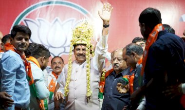 मुख्यमंत्री डॉ. मोहन यादव ने छिंदवाड़ा के चौरई में रोड शो कर शाहपुरा चांद में स्थानीय कार्यक्रम और शहनाई गार्डन में प्रबुद्धजन सम्मेलन को संबोधित किया