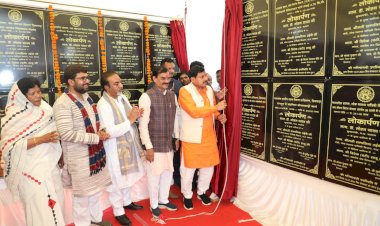 मुख्यमंत्री डॉ. मोहन यादव एवं भाजपा प्रदेश अध्यक्ष व खजुराहो सांसद श्री विष्णुदत्त शर्मा ने अमरवाड़ा में रोड-शो कर आभार सभा को किया संबोधित