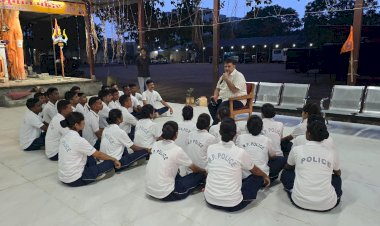 पुलिस अधीक्षक श्री अजय पांडे जी द्वारा नव आरक्षक को ट्रेनिंग में जाने से पहले जरूरी चर्चा की तथा भविष्य के लिए शुभकामनाएं दी !