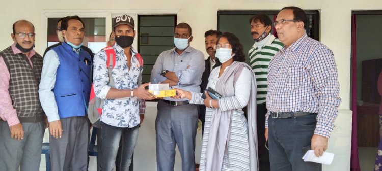 स्मार्टफोन पाकर खुश हुए दृष्टिबाधित छात्र - प्रभारी कलेक्टर ने किये वितरित