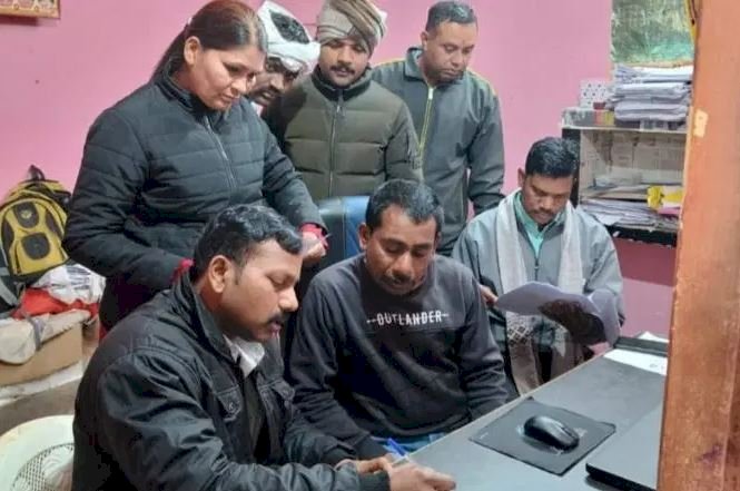 पटवारी को पांच हजार रुपये रिश्वत लेते लोकायुक्त पुलिस ने रंगे हाथ गिरफ्तार किया