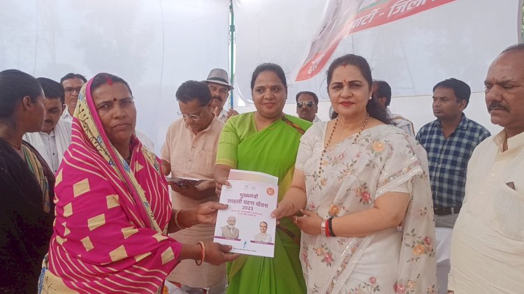 मुख्यमंत्री लाडली बहना योजना की पात्र महिलाओं को सांसद द्वारा सौंपा स्वीकृति पत्र