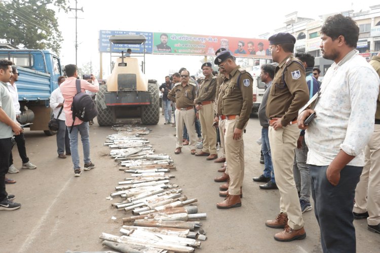ध्वनि प्रदूषण रोकने के लिए छिंदवाड़ा पुलिस ने सैकड़ो के तादाद में साइलेंसरो पर चलाया बुलडोज़र 