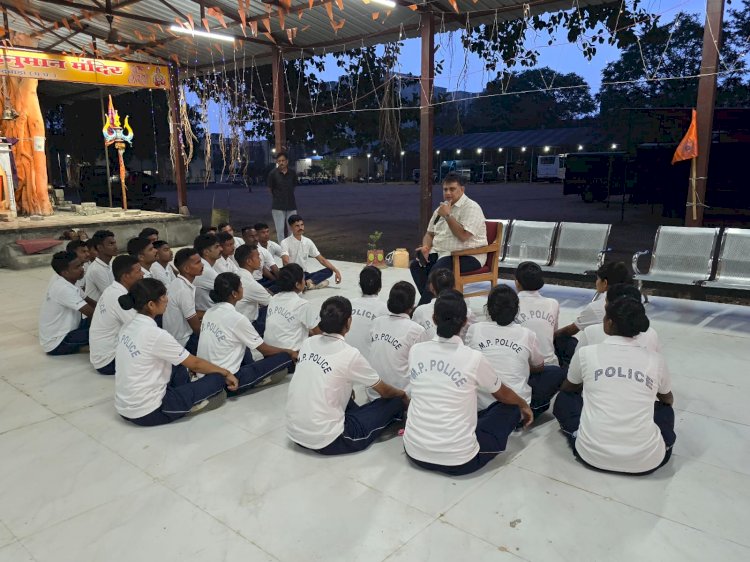 पुलिस अधीक्षक श्री अजय पांडे जी द्वारा नव आरक्षक को ट्रेनिंग में जाने से पहले जरूरी चर्चा की तथा भविष्य के लिए शुभकामनाएं दी !